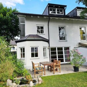 Gehobene Doppelhaushälfte mit exklusiver Architektur in Gröbenzell von Privat