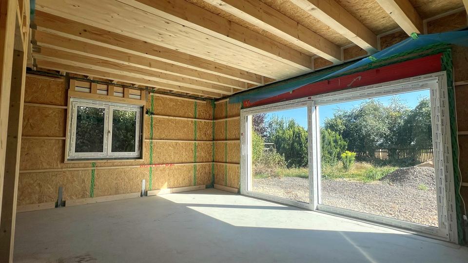 Ruhe mit Blick über Felder: Exklusives wohngesundes Plusenergie-Doppelhaus, S-Bahn fußläufig – Bild 7