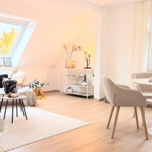 Frisch renovierte 4-Zi.-DG-Wohnung für Anleger (ca. 4,8% Rendite) o. Eigennutzer