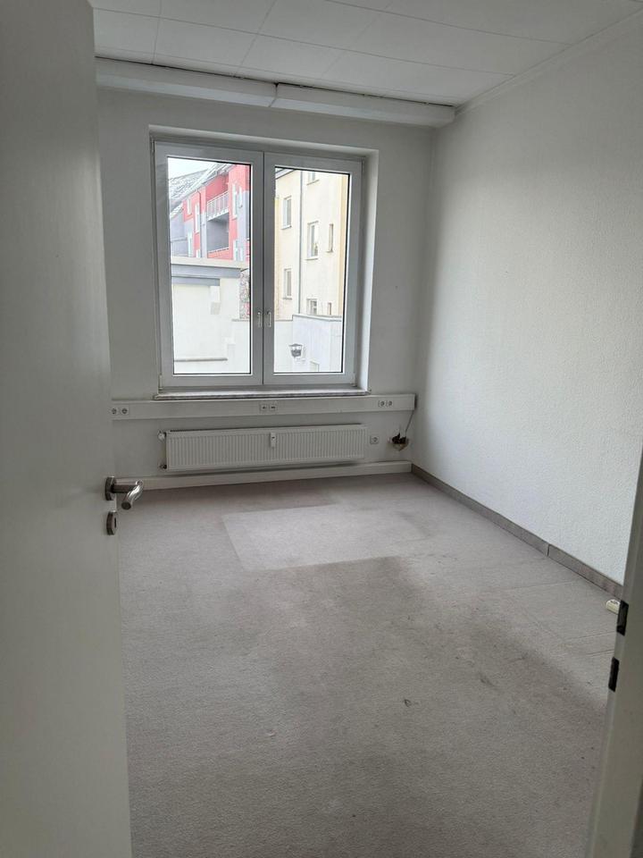Büro mit Aktemlager in ruhigem Innenhof – Bild 4