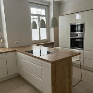 Hauscharakter Charmante 5,5-Zimmer-Altbauwohnung mit Einbauküche und großem Garten