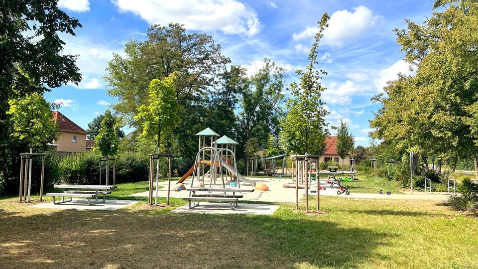 Ruhe mit Blick über Felder: Exklusives wohngesundes Plusenergie-Doppelhaus, S-Bahn fußläufig – Bild 16