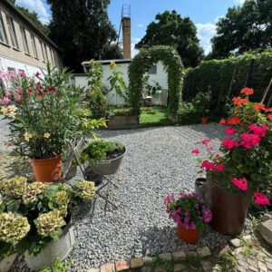 Möbliertes 4-Raum-Apartment/Furnished 4-Room Apartment with Terrace