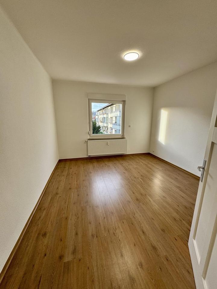 Moderner Altbau mit Stil - Renovierte 3-Zimmer-Wohnung mit Einbauküche & Balkon – Bild 12