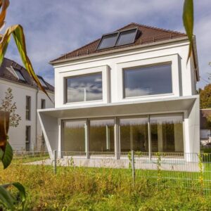 Frei stehendes Einfamilienhaus mit möglicher Einliegerwohnung und Tiefgarage