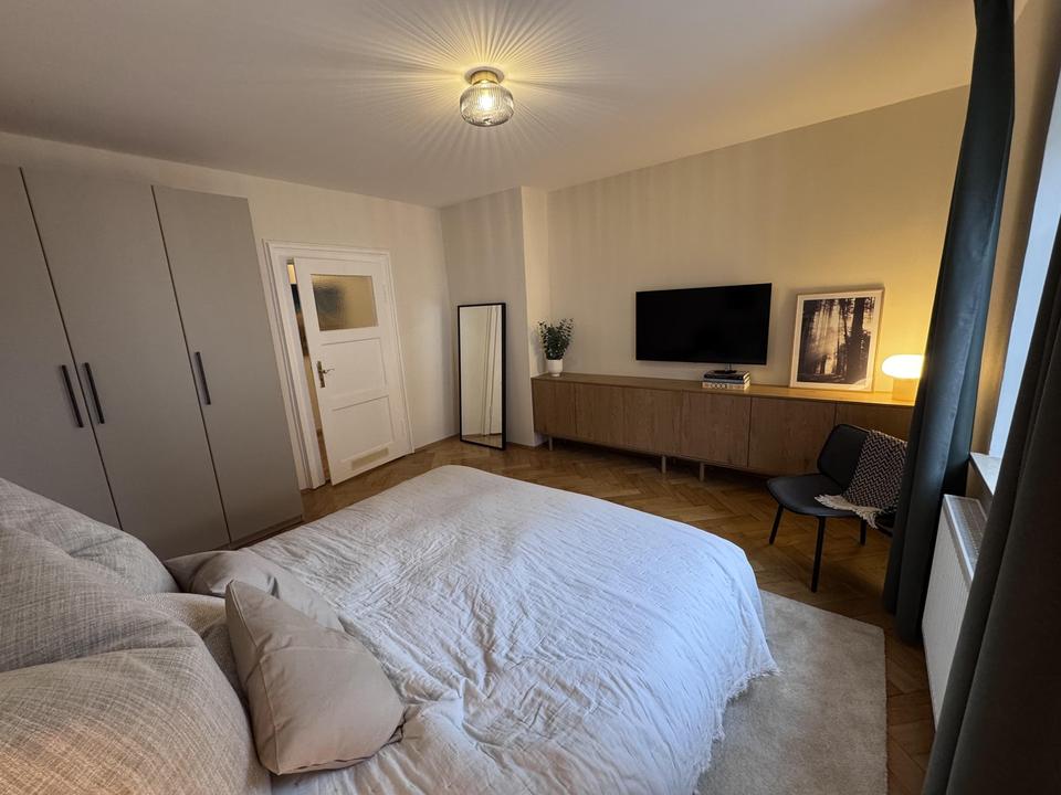 Denkmalgeschützter Altbau mit Charakter: Hohe Decken, viel Licht, stilvoll möbliert – Bild 4