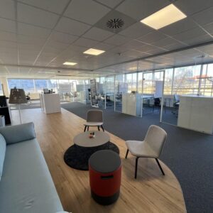 Bezugsfertige Bürofläche mit Glasbüros, Lounge & Top-Anbindung – möbliert möglich