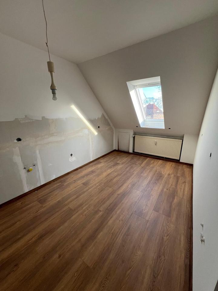 Sanierte 2 Zimmer Dachgeschosswohnung mit Küche und Sauna – Bild 4