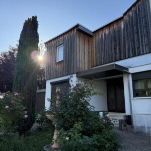 Freistehendes, vielseitig nutzbares Zweifamilienhaus mit großem Garten