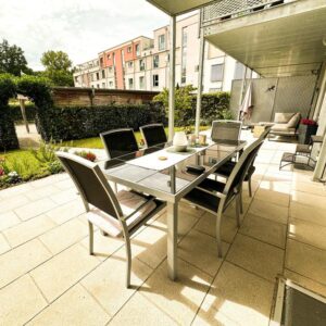 Exklusive EG-Wohnung mit Hauscharakter: 46 m² überdachte Terrasse, Garten, A+ Energie, 2 Carports