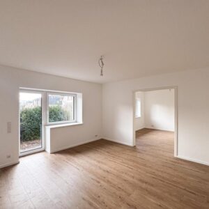 Moderne Hochparterre Terrassenwohnung mit eigenem Garten – Erstbezug nach energet. Sanierung