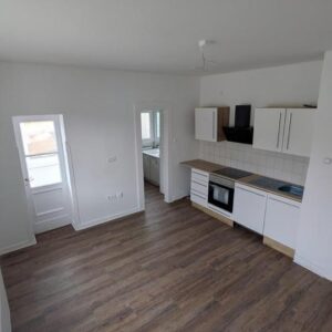 Charmante neurenovierte 3-Zimmer-Wohnung mit moderner Küche im 1. Obergeschoss