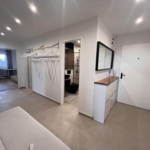 Frisch sanierte 3-Zimmer-Wohnung mit Bergsicht, 2 Balkonen, TG-Stellplatz