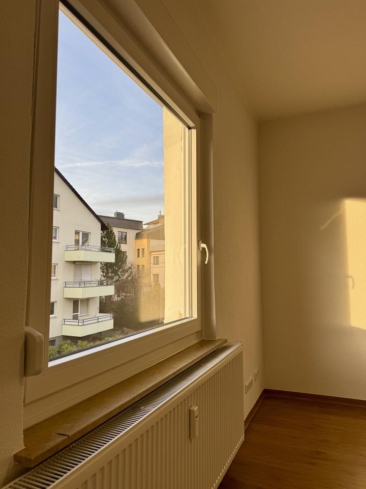 Moderner Altbau mit Stil - Renovierte 3-Zimmer-Wohnung mit Einbauküche & Balkon – Bild 4
