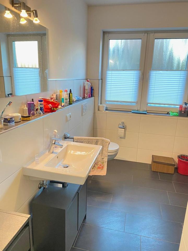 neuwertige 3 Z. Wohnung 91qm mit Gäste WC, Ankleidezimmer u. mehr – Bild 6