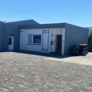 Freistehende Lagerhalle mit Büroräumen
