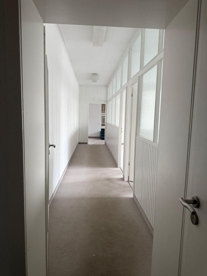 Büro mit Aktemlager in ruhigem Innenhof – Bild 2