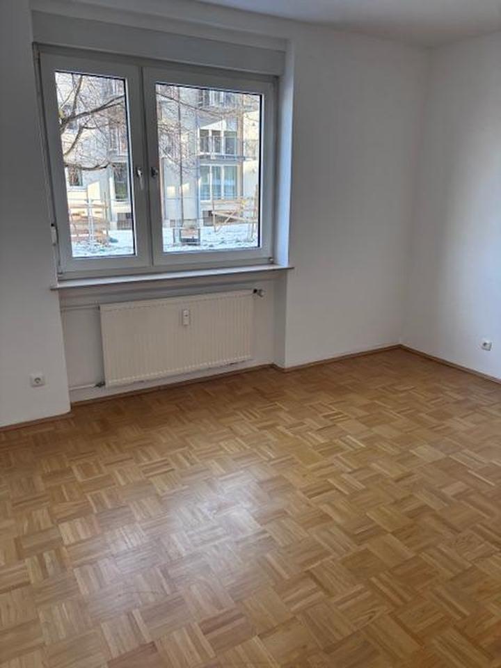 Direkt am Flaucher! Top geschnittene 2 Zi-Whg mit Balkon im Hochparterre – Bild 2