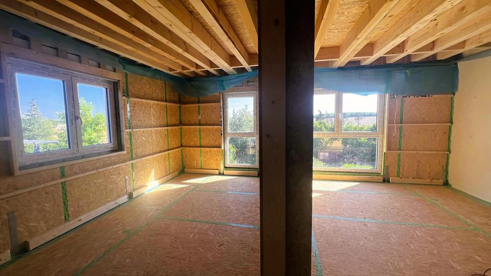 Ruhe mit Blick über Felder: Exklusives wohngesundes Plusenergie-Doppelhaus, S-Bahn fußläufig – Bild 10