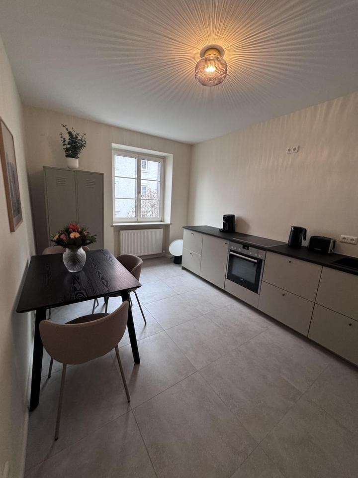 Denkmalgeschützter Altbau mit Charakter: Hohe Decken, viel Licht, stilvoll möbliert – Bild 13